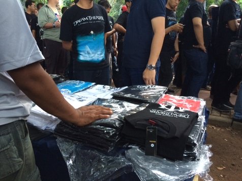 Pedagang kaki lima berjajal menjual kaos daganganya di sepanjang jalan menuju venue konser Dream Theater. ©KapanLagi.com®