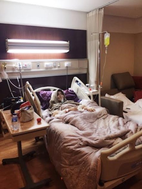 Gambar Wanita Terbaring Di  Rumah Sakit  foto  cewek cantik