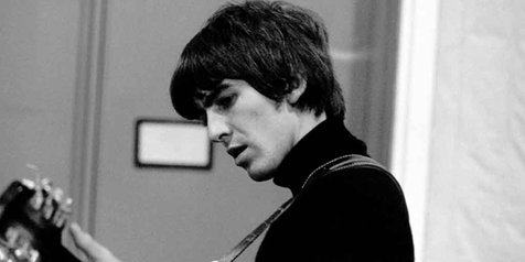 Aksi George saat bermain dengan gitarnya. @thebeatles.com