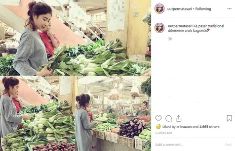 Belanja Sambil Gendong Anak
