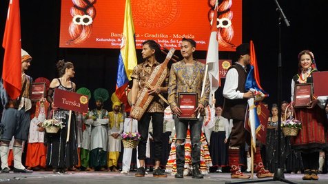 Berangkat tanpa ekspektasi apapun, V1MAST sukses meraih penghargaan Spesial Award For Best Ensemble Performance di Dukatfest 2016! © KapanLagi.com-Adhib Mujaddid