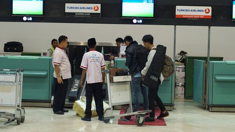 Sempat ketinggalan passport, V1MAST berhasil mengejar pesawat menuju 'mimpi' mereka tampil di Dukatfest 2016 © KapanLagi.com/Adhib Mujaddid