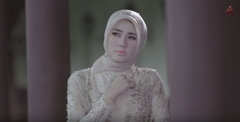 Via Vallen Tampak Cantik Kenakan Hijab, Bawakan Lagu 