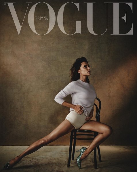 Victoria yang biasanya tampil tertutup, benar-benar mengekspos tubuhnya kali ini © Vogue Spain