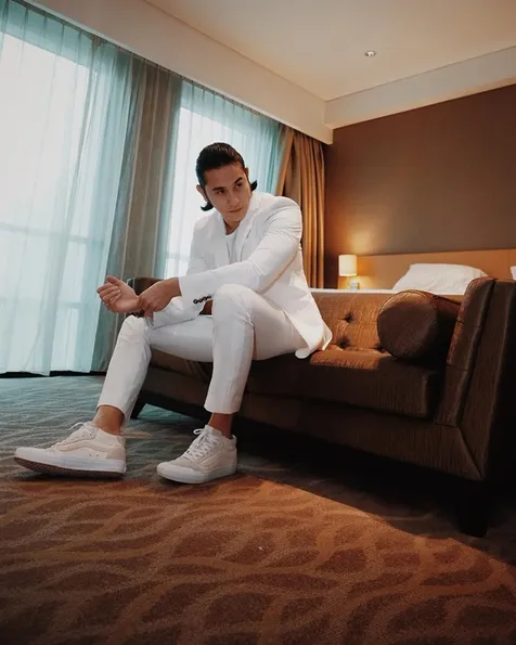Penampilan Vino G Bastian untuk gala premier WIRO SABLENG 212 THE MOVIE