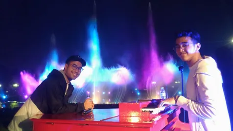 Vidi dan Vadi senang jadi bagian penting Monas Djakarta's Fountain ŠKapanLagi.comŽ/Sahal Fadli