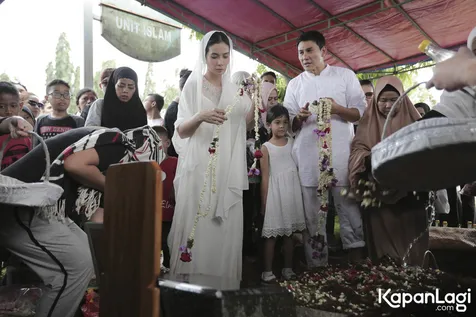 Hujan Warnai Pemakaman Ibunda Vino