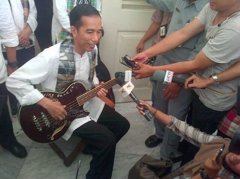 Jokowi Memamerkan Bass pemberian Robert Trujillo