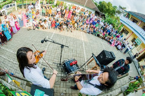 Kegiatan belajar dan mengajar terasa menyenangkan lewat musik serta suasana yang santai dan fun © Wake Up Iris!/Kornelius Renata