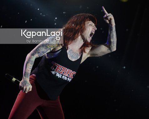 Laki, perempuan, semua berhak dan bebas berebut tempat kosong di depan sederet lineup besar dunia metal dalam gelaran Hammersonic 2016 © KapanLagi.com/Bambang E. Ros