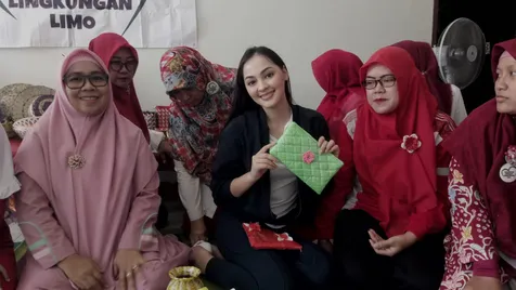 Buat Dompet dari Bekas Kantong Plastik