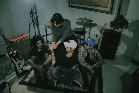 Usung grunge modern dengan sentuhan sound American Mid-West, White Noir rilis single debut 'Sub-District' © Pop Flesh Records