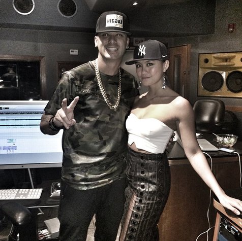 Wisin berpose bareng Agnez Mo di dalam sebuah studio / © Wisin Instagram