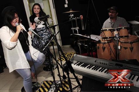 Shena dan Rossa saat latihan di SSR Jakarta ©xfactorindonesia.com