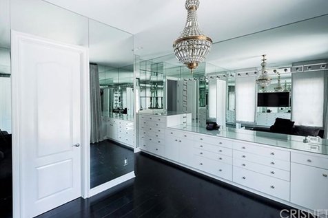 Ruang make up di rumah Kylie Jenner © via Ellen Decor