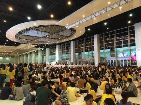 EXO-Ls banyak yang pakai kaos kuning © itspalmm