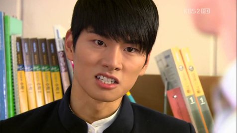 Lee Yi Kyung pernah ditipu oleh pacarnya yang ternyata mendua dan akan menikah dengan sahabat baiknya. © koreaboo.com