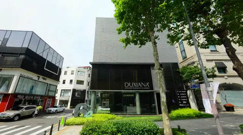 Gedung empat lantai yang dibeli Jung Yong Hwa. ©koreaboo.com