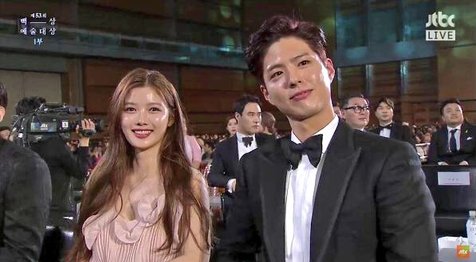 Kim Yoo Jung dan Park Bo Gum duduk berdampingan di Baeksang Arts awards 2017. ©JTBC