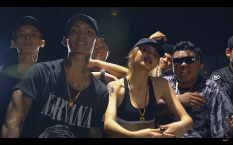 Kesan gelap dan kelam dominan sejak awal lagu Bad mengalun © YouTube/Young Lex