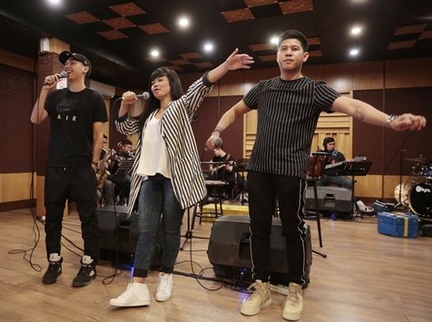 Yura Yunita asyik berlatih bersama grup musik RAN. © KapanLagi.com/Muhammad Akrom Sukarya