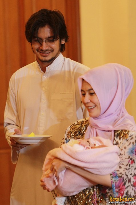 Boy Hamzah dan istri bersama anak pertama @ KapanLagi.com