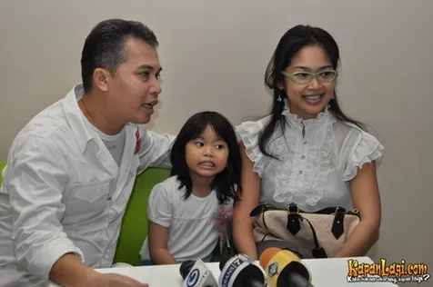 Galeri Foto Denny Chandra Foto Terbaru Foto Populer Kapanlagi Com