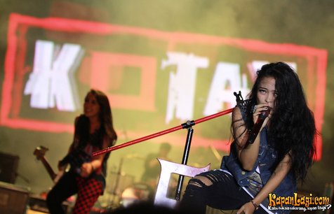 Band Kotak saat beraksi