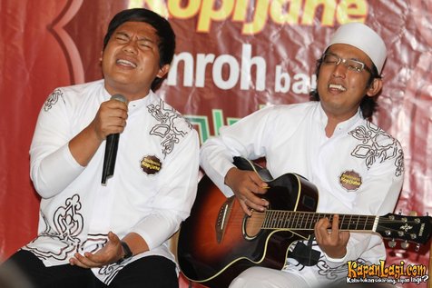 Wali band merupakan salah satu musisi yang taat beribadah