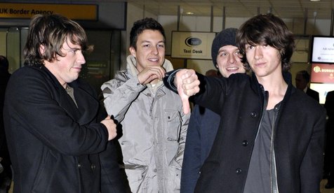 Arctic Monkeys sukses singkirkan pesaing-pesaing besarnya ©Fameflynet