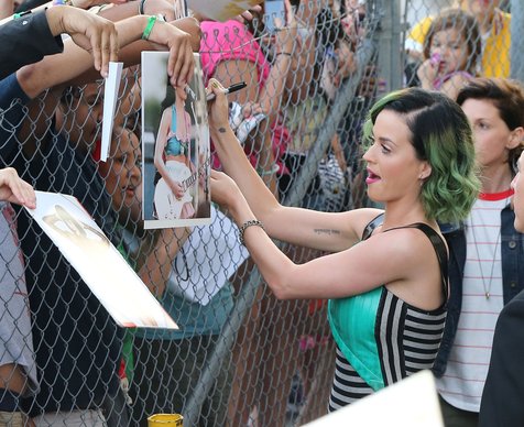 Katy Perry peduli pendidikan ©fameflynet