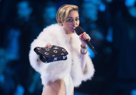 Penampilan Miley Cyrus di ajang MTV EMA 2013. ©fameflynet