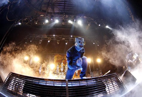 Jangan pernah coba-coba narsis kalau nonton slipknot ©Fameflynet