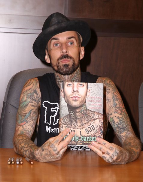 Travis Barker ngotot naik panggung meski demam dan mual © Fameflynet