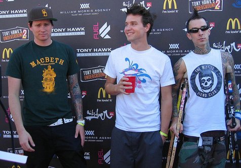 Apakah Mark Hoppus dan Travis Barker bisa membawa Tom kembali? ©Splash