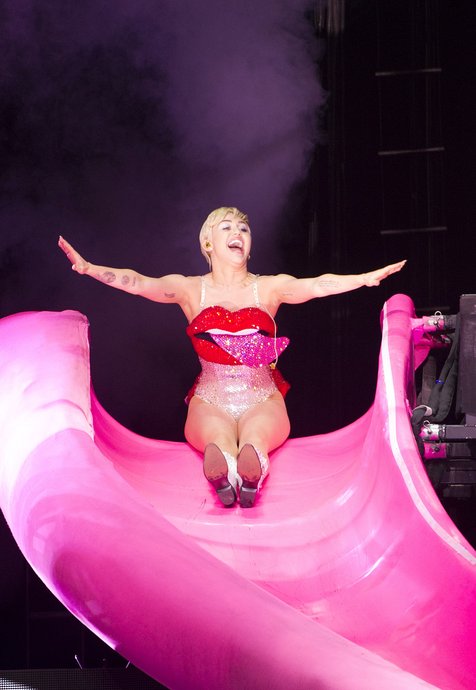 Miley Cyrus di Bangerz Tour ©splash