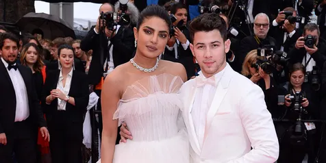 Peluk Priyanka Chopra yang Pakai Gaun Backless, Jempol Nick Jonas Bikin Salfok