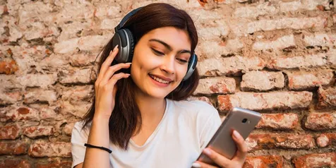 Sering Pakai Earphone? Ini 6 Risiko Kesehatan yang Bisa Mengancam
