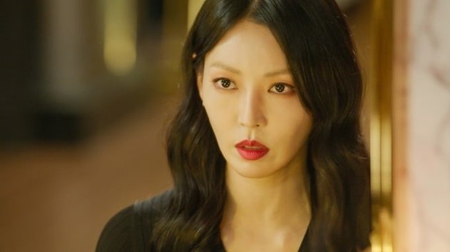 Kim So Yeon berperan sebagai sosok yang hina dan kejam dalam drama THE PENTHOUSE. Aktris veteran ini mampu menunjukkan aktingnya yang sempurna.