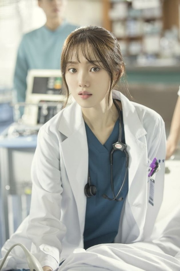 Sulit tidak menyukai setiap drama yang dibintangi aktris dengan sebutan girl crush Korea. Bintangi drama DR. ROMANTIC 2, Lee Sung Kyung mampu menunjukkan karakternya sebagai dokter.
