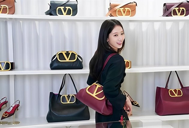 K-drama Actresses Who Love The Valentino Supervee Bag