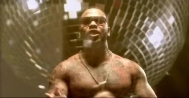 Dan keputusan Flo Rida untuk menggaet Kesha sebagai tandem kolaborasinya benar-benar tepat. Masih ingat dengan lagunya yang berjudul Right Around?