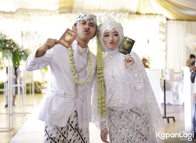 10 Struggles of KapanLagi Photographers to Get Hot Photos in 2019, Showered in Rain for Ammar Zoni's First Kiss - Deddy Corbuzier's First Congregational Prayer