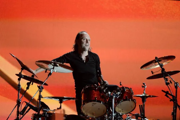 Berikutnya ketika Metallica berduet dengan vokalis dari The Velvet Underground, Lou Reed, di tahun 2011. Tampil di acara Rock and Roll Hall of Fame ke-25, aksi Metallica bersama Lou Reed sukses mendapat sederet review positif dari berbagai pihak. Bagaimana dengan kolaborasinya bersama Lady Gaga nanti? Patut ditunggu.