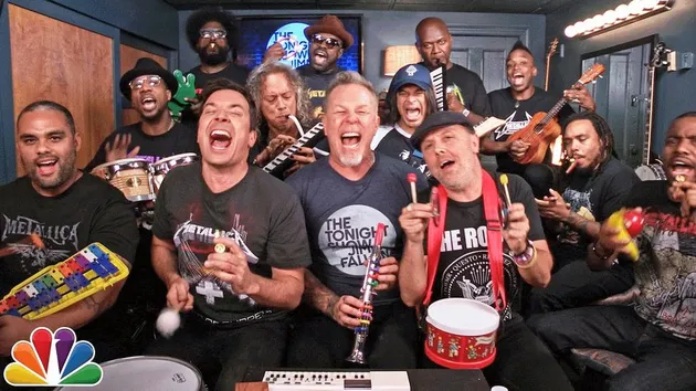 Pada tahun kemarin, Metallica dan Jimmy Fallon berhasil menjadi viral ketika mereka tampil bersama The Roots. Membawakan lagu Enter Sandman, kali ini Metallica menawarkan keseruan dan keceriaan dalam kemasan musik yang ceria dan cukup untuk membuat kalian tersenyum sendiri.