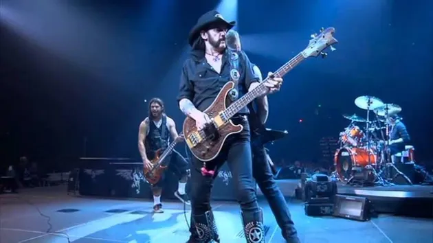 Fantastis! Yap, rasanya tidak ada kata yang lebih pas untuk menggambarkan momen di mana 2 sosok besar di ranah musik metal tampil bersama di atas panggung. Yes KLovers, it's Metallica and Lemmy Kilmister!