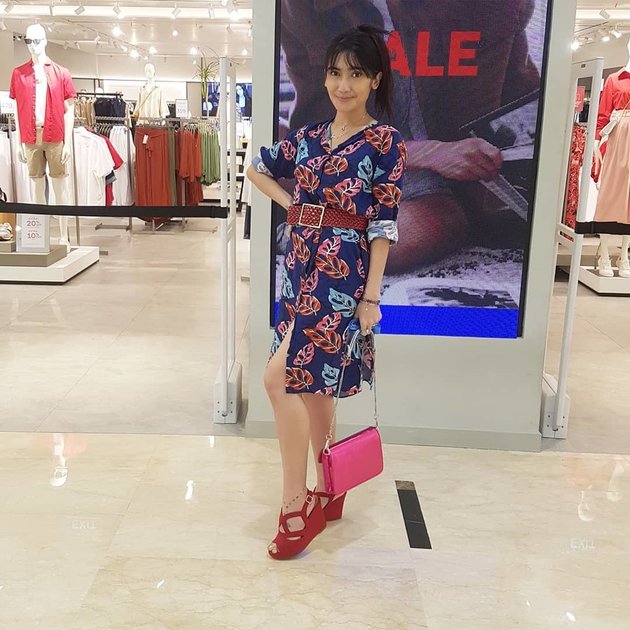 10 Fashion Reviews by Mariska When Hanging Out, OOTD Photos from Warung to Mall Toilet
