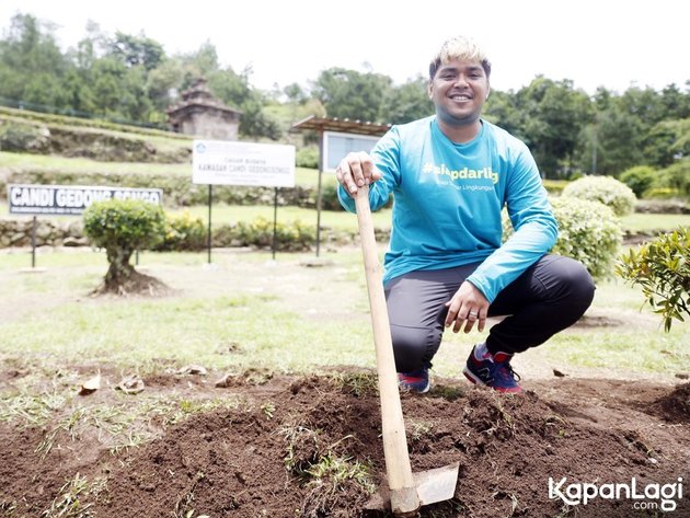 10 Photos of Abdul Idol Participating in Planting Trees for the First Time