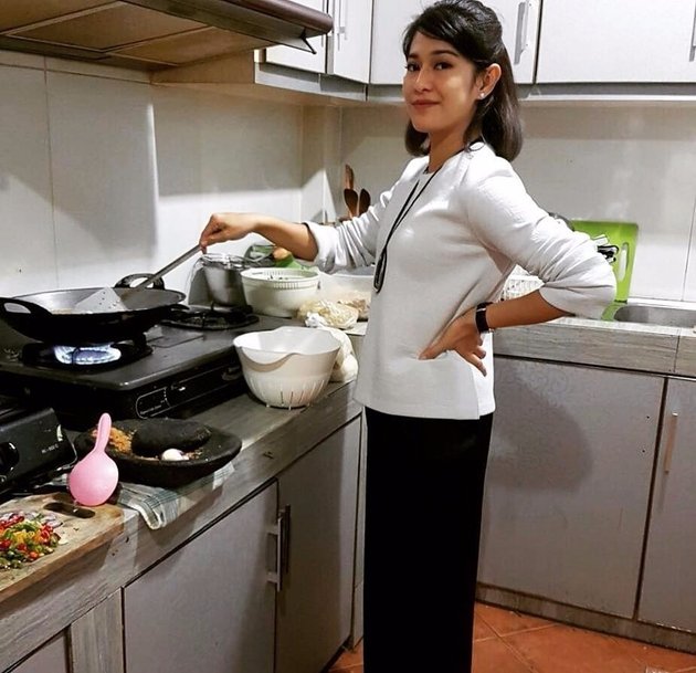 10 Photos of Beautiful Indonesian Actresses Cooking in the Kitchen, Simple with Wearing a House Dress - Dressing Sexy for Husband