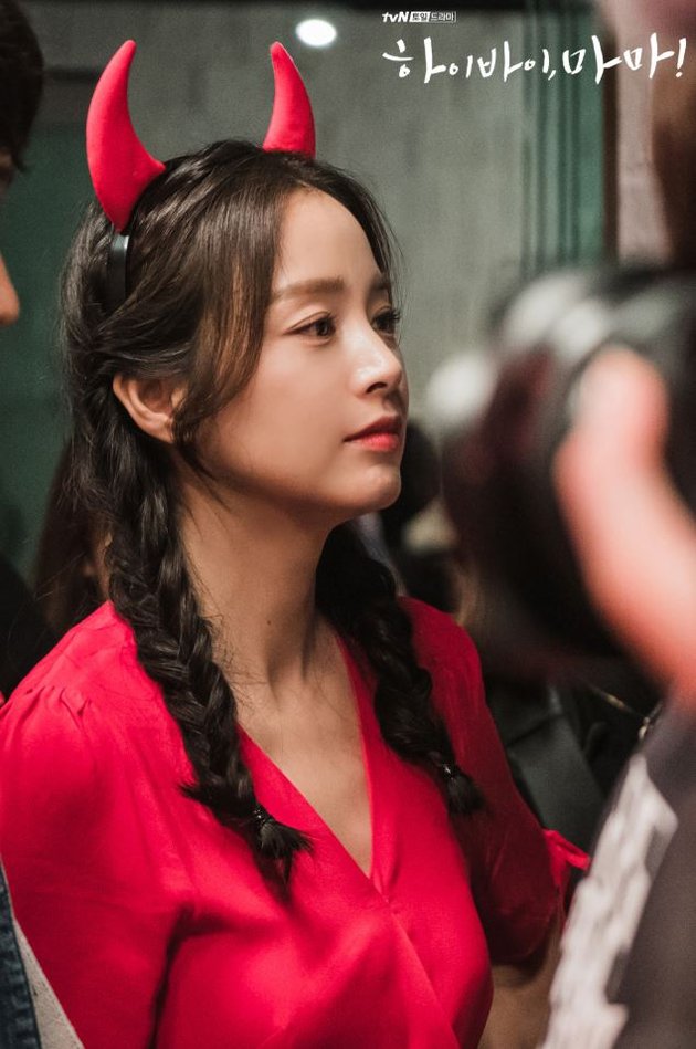 10 Behind The Scene Photos of 'HI BYE, MAMA!' that Prove Kim Tae Hee's Eternal Beauty